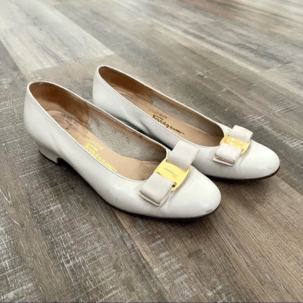 SALVATORE FERRAGAMO white leather shoes with bow detail